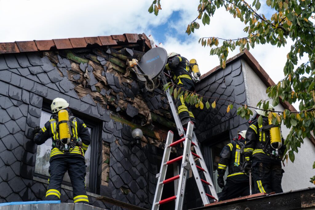Gebäudebrand in Asche: Brand an Fassade