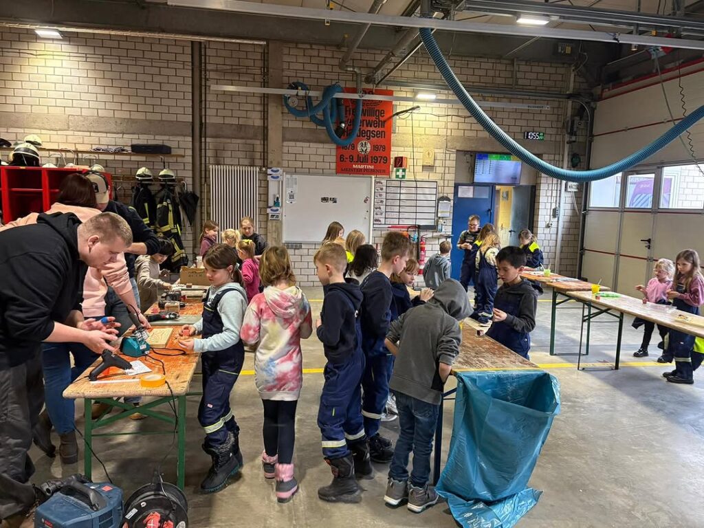 In der Kinderfeuerwehr lernen die Kinder die Feuerwehr spielerisch kennen. Dabei geht es nicht nur d