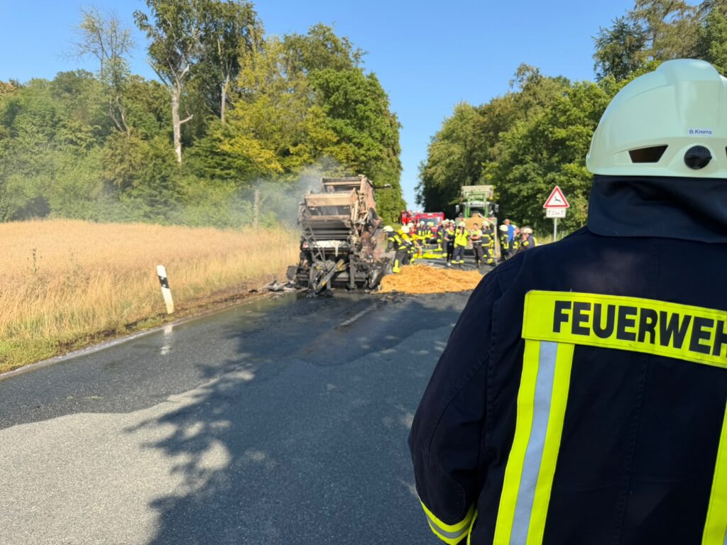 Ballenpresse brennt auf der K 434 – Schnelles Eingreifen verhindert Flächenbrand